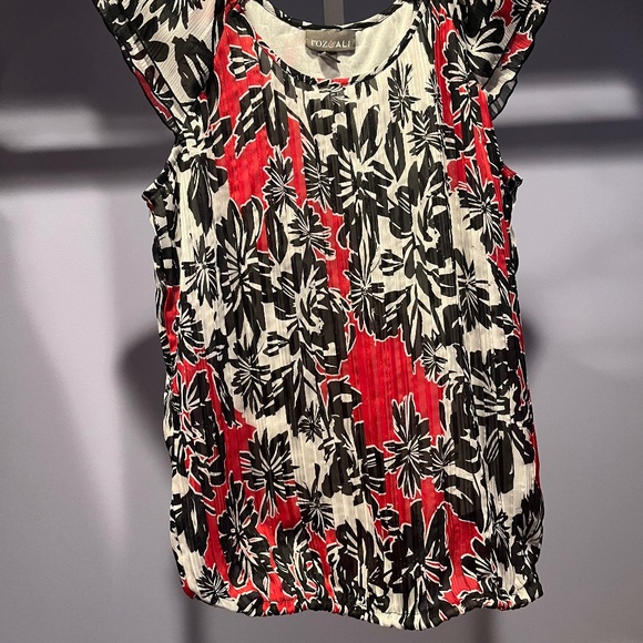 Roz & Ali Size Medium Black, Red, and White Top - Picture 5 of 5